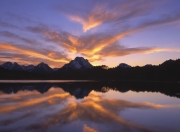 英雄联盟总决赛-当赛车轰鸣暂歇，F1街道赛之夜的绿茵暴君