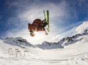 英雄联盟总决赛-夜幕下的独舞，F1新赛季揭幕战，霍勒迪以极致个人能力重写比赛剧本