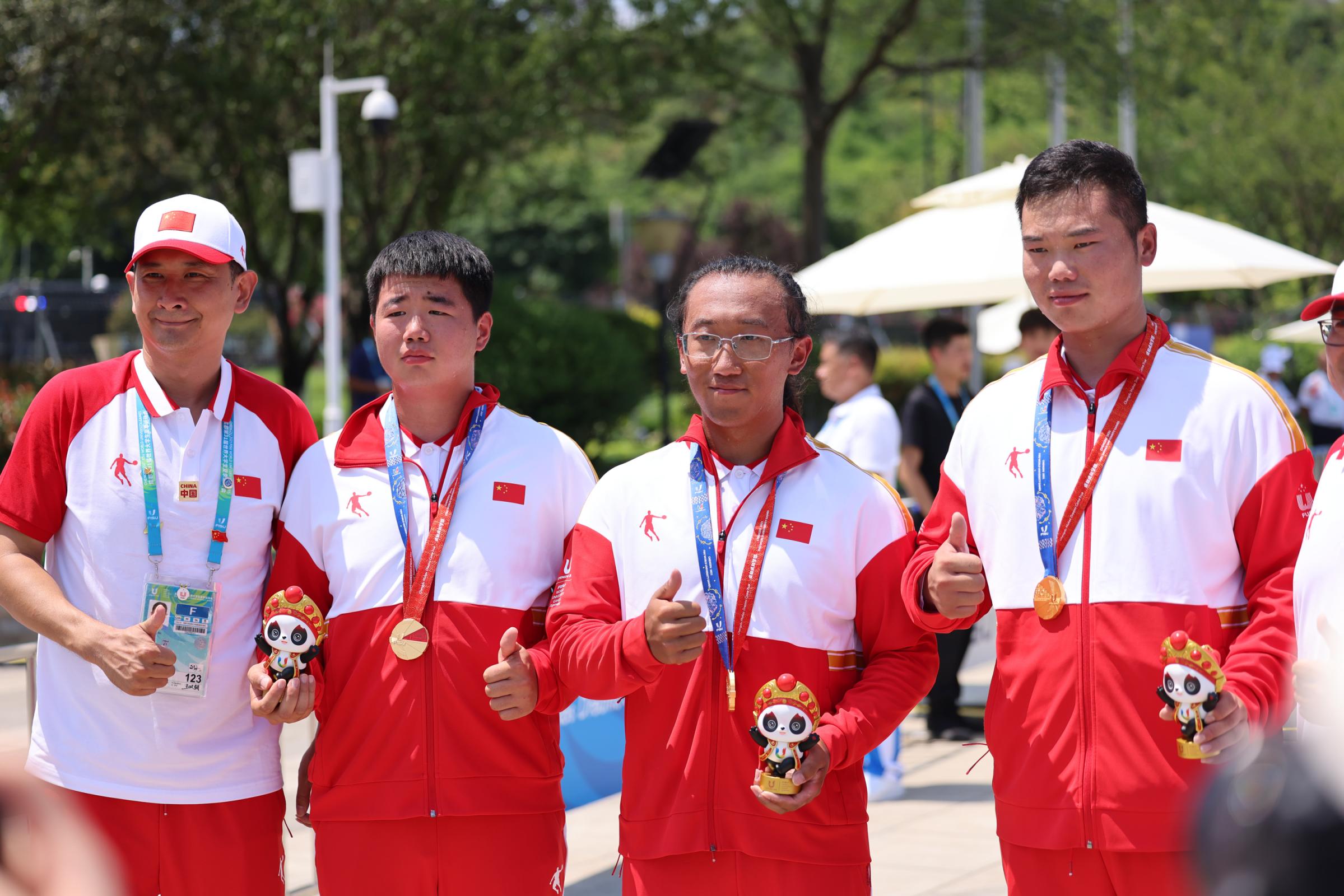 射箭比赛选手满分夺得射击金牌