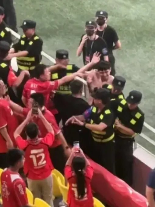 包含现场气氛火爆:球迷疯狂呐喊,球队士气高昂的词条 包含现场气氛火爆:球迷疯狂呐喊,球队士气高昂的词条