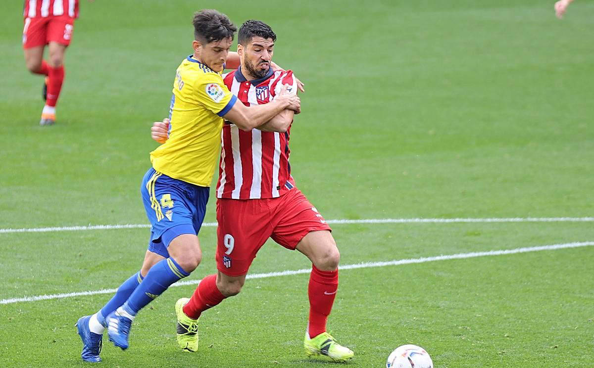 包含马德里竞技客战失利，欧冠决赛席位岌岌可危的词条