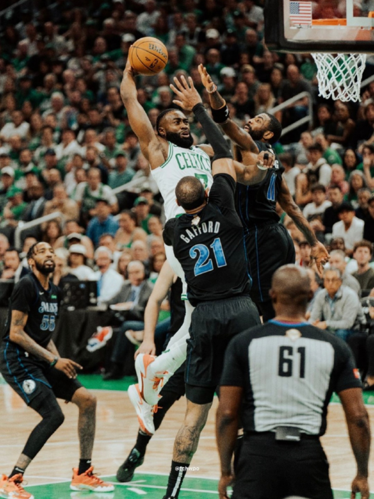 独行侠翻盘凯尔特人，拉文关键制胜