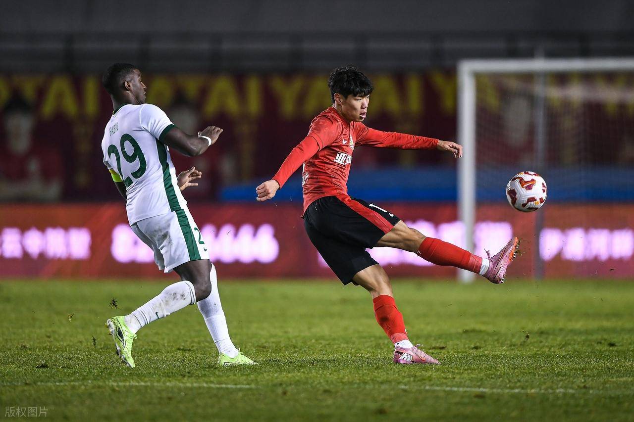 长春亚泰实力逐渐增强，球队士气高涨