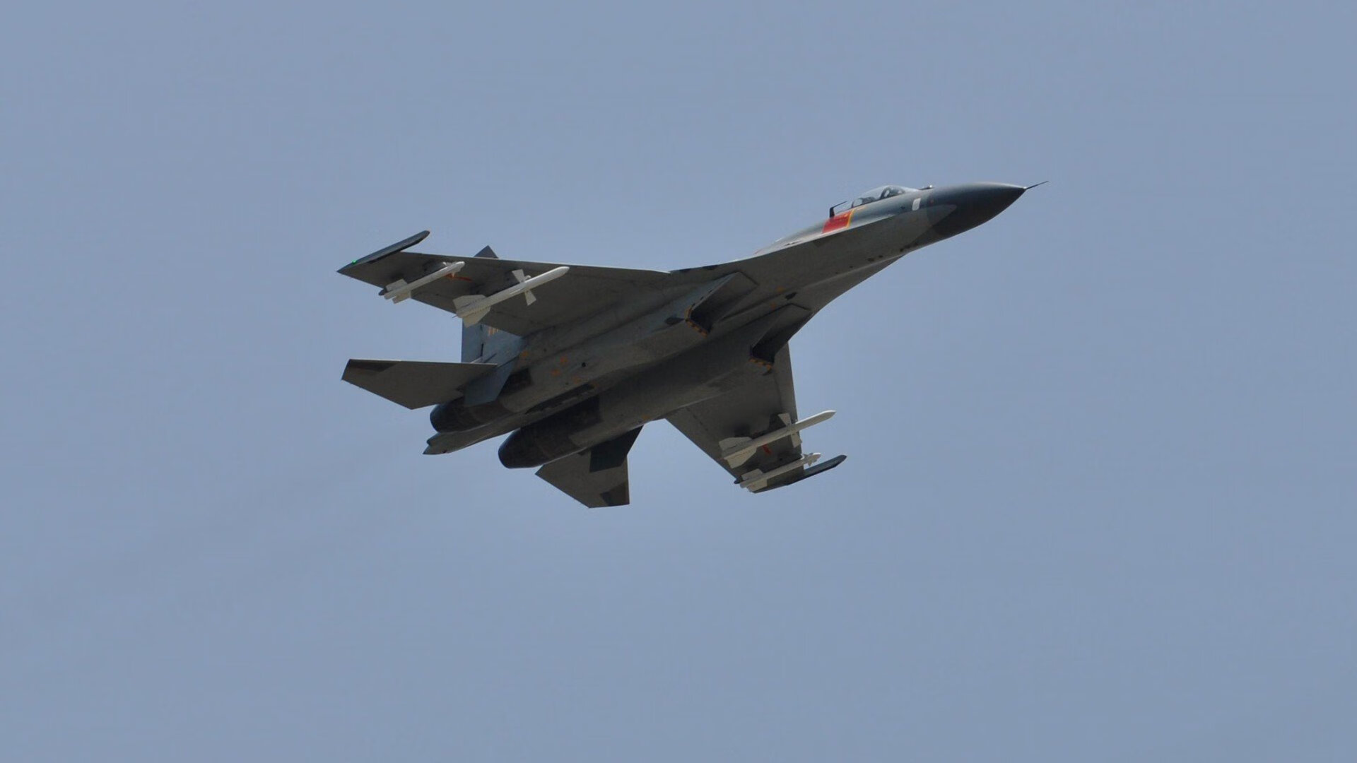 当赛道啸叫与球场心跳共振,唯一的手感如何于毫厘间定义胜负